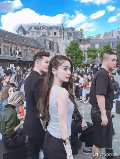 Baby的網紅濾鏡到底有多強大?黃曉明無意中入鏡,大叔秒變奶油小生,網友:確實是過分了