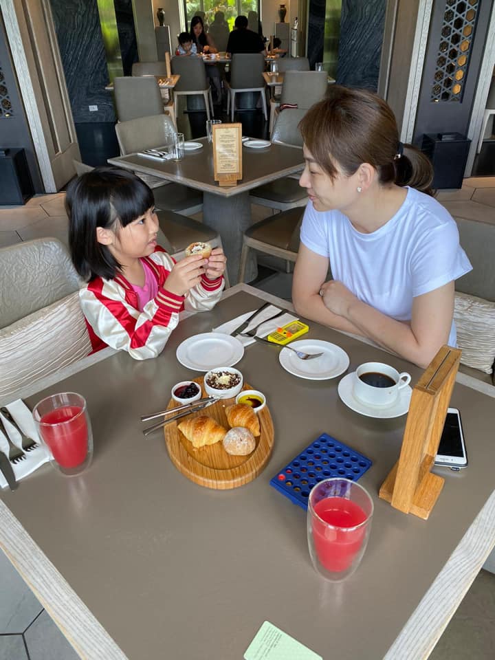 胎內記憶！郁方女兒童言「之前都在天上玩」　從媽媽的肚子「看到哥哥溫柔許願」：想當你們家人