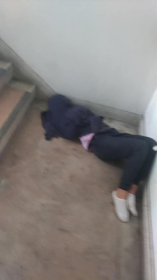 放假沒出遊！2姊妹「陪爸爸到工地賺錢」累倒睡樓梯　爸淚訴「帶孩子工作」用意被推爆：言教不如身教