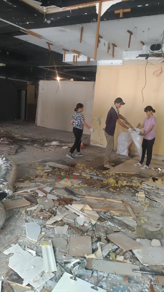 放假沒出遊！2姊妹「陪爸爸到工地賺錢」累倒睡樓梯　爸淚訴「帶孩子工作」用意被推爆：言教不如身教