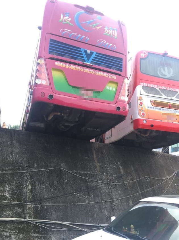 怕變翹翹板掉下來！遊覽車司機停車「車尾整個懸空」　民眾PO網求救「被上萬人反虧」：物理沒學好