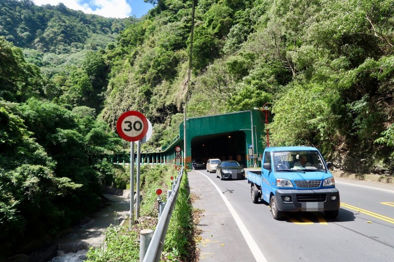 連假上武嶺跑山！沿途見「2串香蕉+2條魚」擺出奇特陣法　網友看完急勸「別碰快逃」：會被纏上的