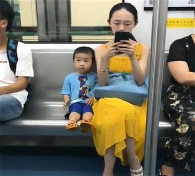 家教太重要！網友PO「搭車對比圖」感嘆：家長居然視若無睹　大讚另位媽媽「叮嚀兒別佔座」教育藏細節裡