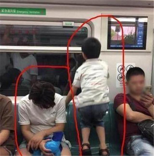 家教太重要！網友PO「搭車對比圖」感嘆：家長居然視若無睹　大讚另位媽媽「叮嚀兒別佔座」教育藏細節裡