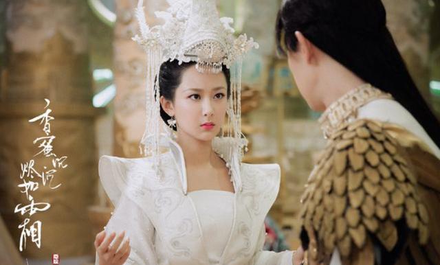 女星「水晶燈」頭飾大對比!baby美中不足 張鈞甯「最難駕馭」楊冪戴出買不起的感覺