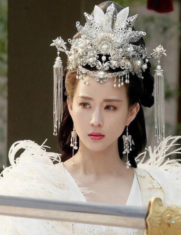 女星「水晶燈」頭飾大對比!baby美中不足 張鈞甯「最難駕馭」楊冪戴出買不起的感覺