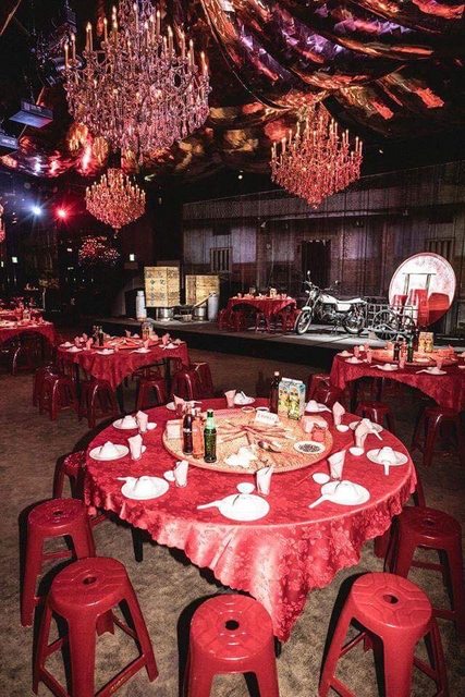 婚宴一桌2萬6！五星飯店「給賓客坐塑膠椅」他嘆不如路邊攤　網友細看「舞台設計」卻讚：超用心的