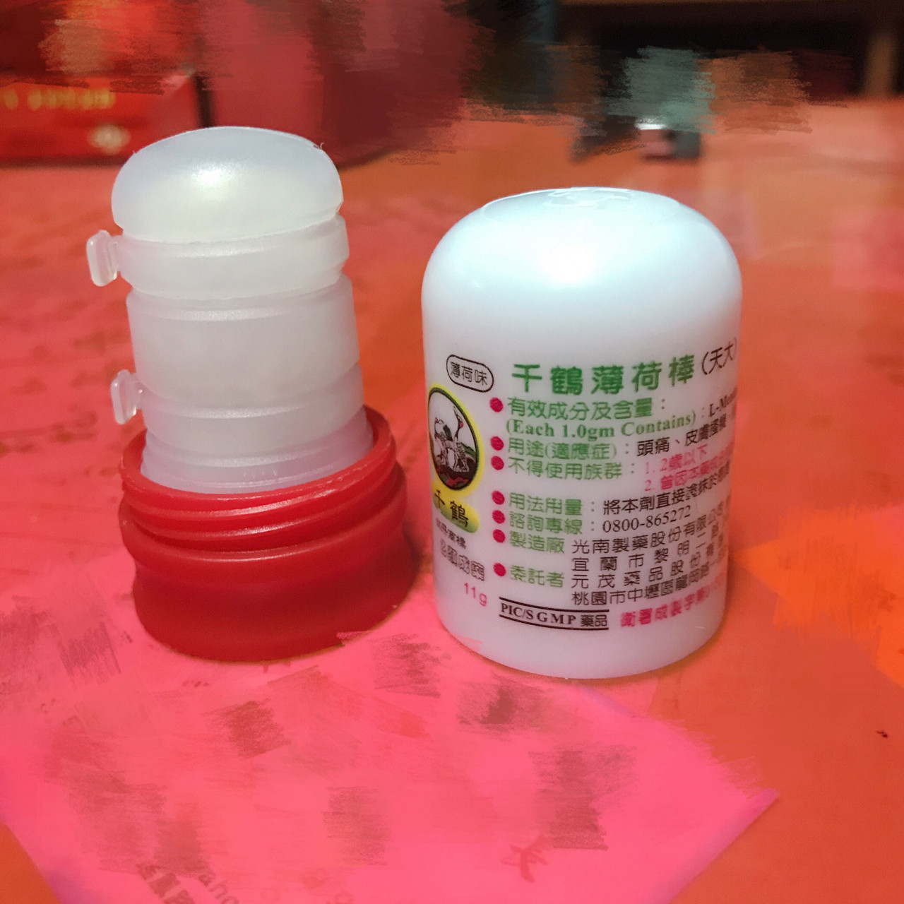 媽媽不舒服「抹薄荷棒也沒用」根本就不涼　爸爸拿過來一看「形狀不單純」網笑翻：太好用了