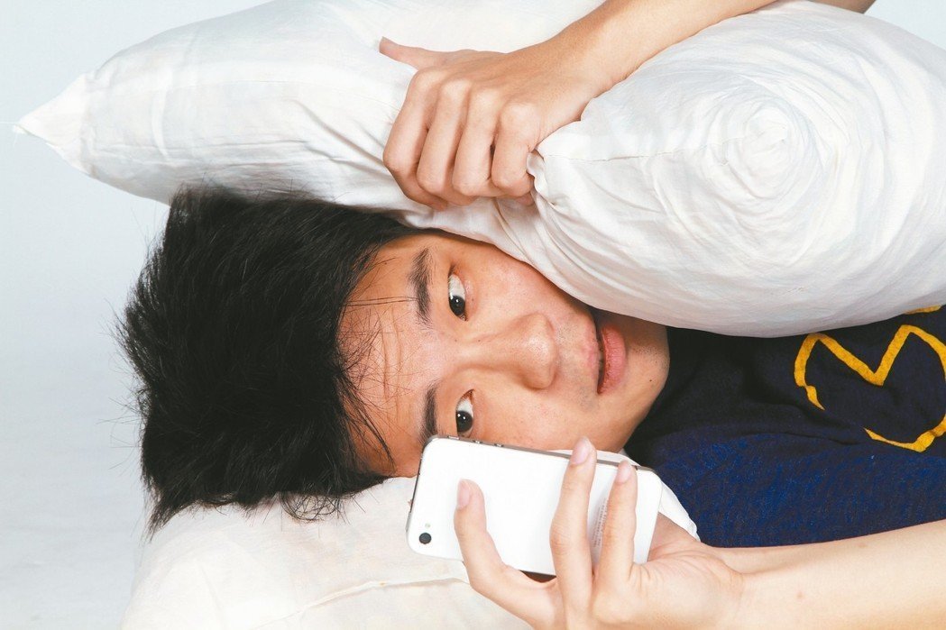 母子像陌生人！媽媽嘆「孩子回家就躲房間」都用LINE對話　網看了搖頭：「妳要負一半的責任」