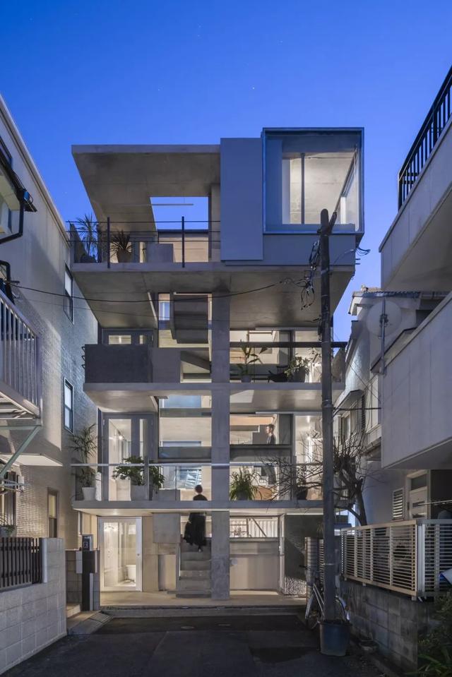 建築師花8年把「14坪土地」打造成「半露天4層住宅」　「5陽台5樓梯」內部設計讓人驚豔