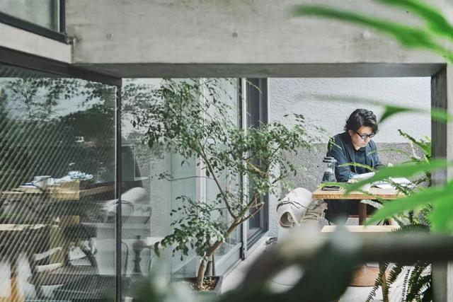 建築師花8年把「14坪土地」打造成「半露天4層住宅」　「5陽台5樓梯」內部設計讓人驚豔