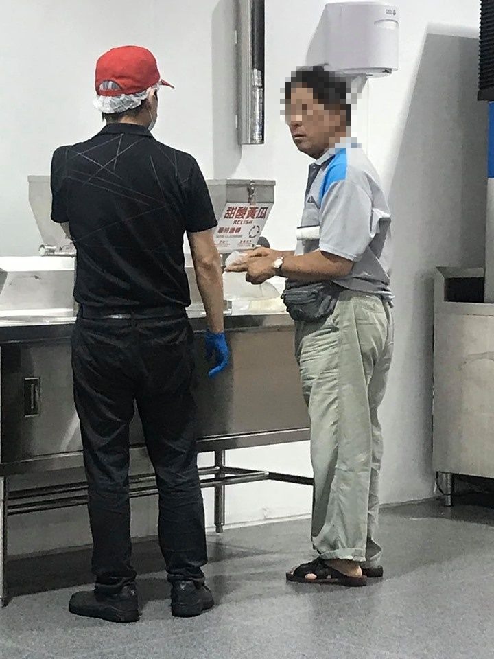 好市多不忍了！奧客拿塑膠袋「裝免費洋蔥」當自己家　員工「決定出招對付」網讚：進步超多