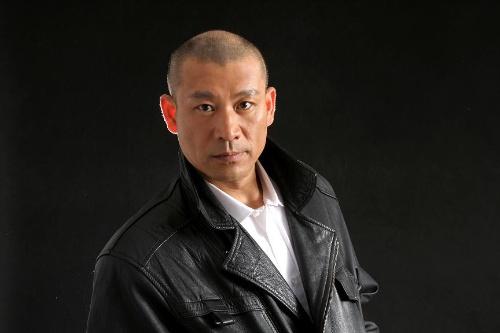 他在當紅時隱退照顧岳父岳母，妻子41歲為他產子，現生活幸福美滿