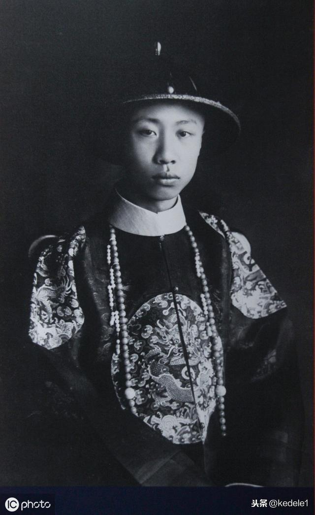 「清朝最後一位皇帝」溥儀上街買燒餅，一口吃下去突然淚流滿面：狗奴才，騙了老子20年