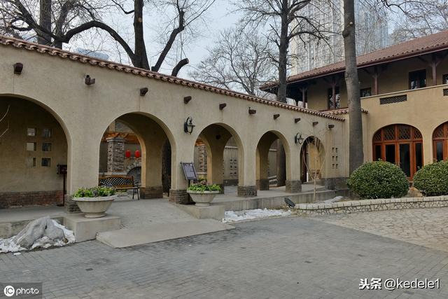 「清朝最後一位皇帝」溥儀上街買燒餅，一口吃下去突然淚流滿面：狗奴才，騙了老子20年