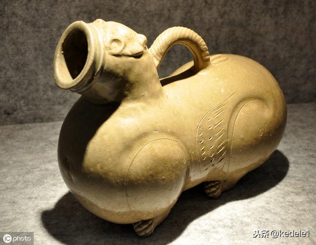 「清朝最後一位皇帝」溥儀上街買燒餅，一口吃下去突然淚流滿面：狗奴才，騙了老子20年