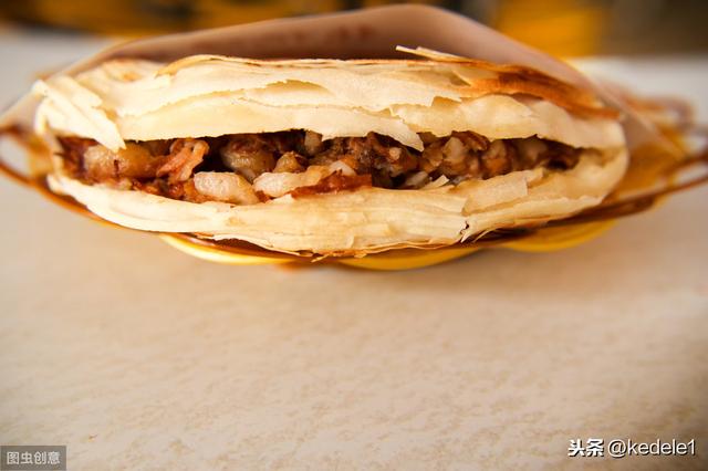 「清朝最後一位皇帝」溥儀上街買燒餅，一口吃下去突然淚流滿面：狗奴才，騙了老子20年