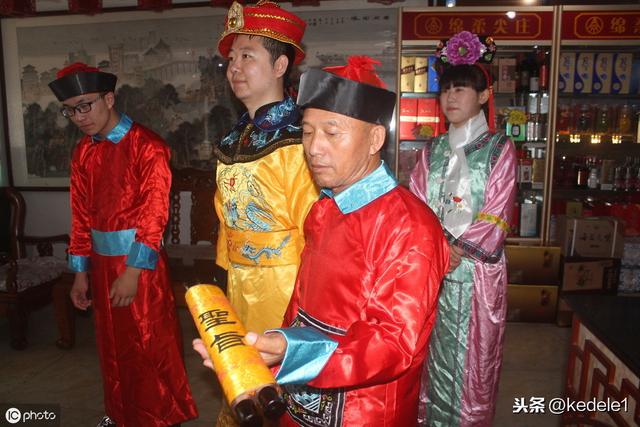 「清朝最後一位皇帝」溥儀上街買燒餅，一口吃下去突然淚流滿面：狗奴才，騙了老子20年