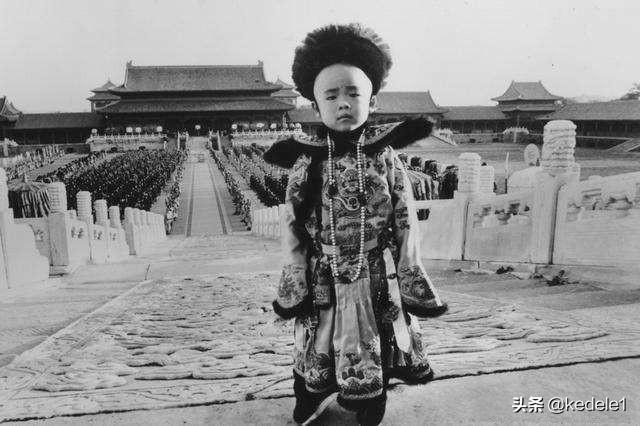 「清朝最後一位皇帝」溥儀上街買燒餅，一口吃下去突然淚流滿面：狗奴才，騙了老子20年