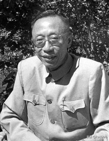 「清朝最後一位皇帝」溥儀上街買燒餅，一口吃下去突然淚流滿面：狗奴才，騙了老子20年