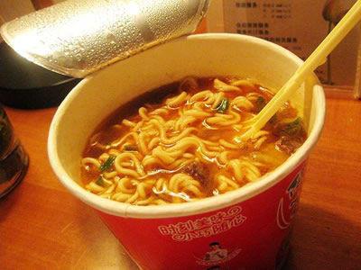 原來我們都吃錯了！日本「泡麵之父」吃了60年泡麵，看到他的吃法，網友：那麼多年白吃了