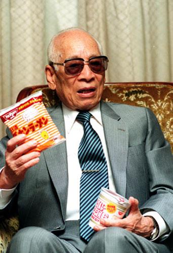 原來我們都吃錯了！日本「泡麵之父」吃了60年泡麵，看到他的吃法，網友：那麼多年白吃了