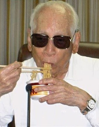 原來我們都吃錯了！日本「泡麵之父」吃了60年泡麵，看到他的吃法，網友：那麼多年白吃了