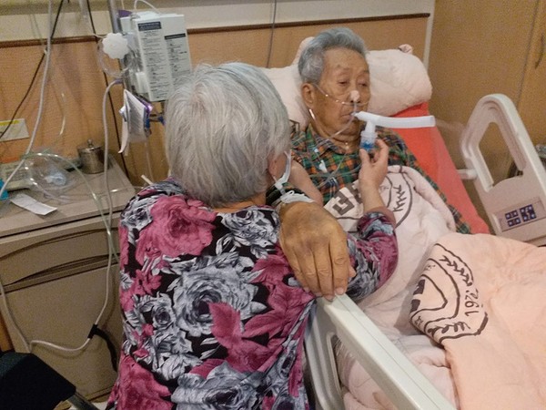 臉色黑如炭！87歲脫線「誤信朋友偏方」住院差點回不來　一年後近況曝光「兒子哽咽超愧疚」