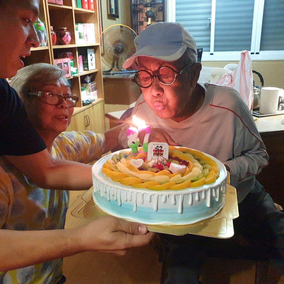 臉色黑如炭！87歲脫線「誤信朋友偏方」住院差點回不來　一年後近況曝光「兒子哽咽超愧疚」