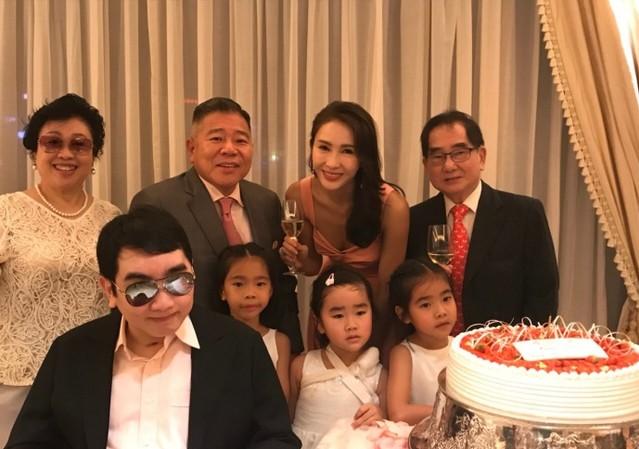 黎姿曬「童年劇照」網呼：女大十八變！　嫁大15歲富商生3女「粗眉毛神複製」：女神基因太強大