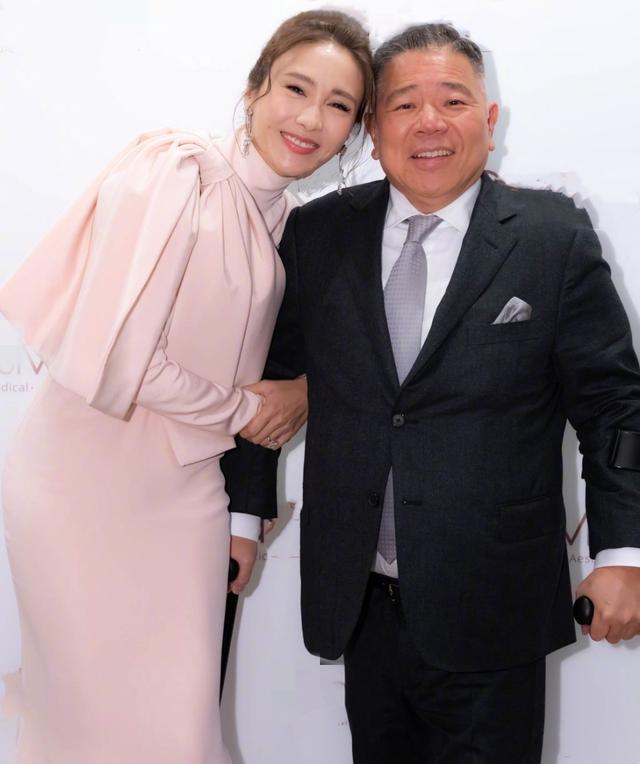 黎姿曬「童年劇照」網呼：女大十八變！　嫁大15歲富商生3女「粗眉毛神複製」：女神基因太強大