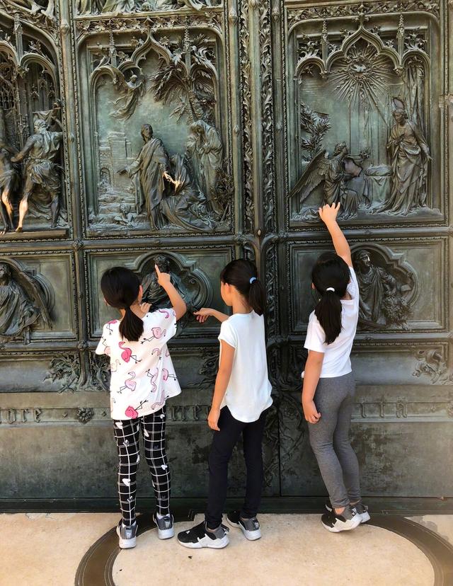 黎姿曬「童年劇照」網呼：女大十八變！　嫁大15歲富商生3女「粗眉毛神複製」：女神基因太強大