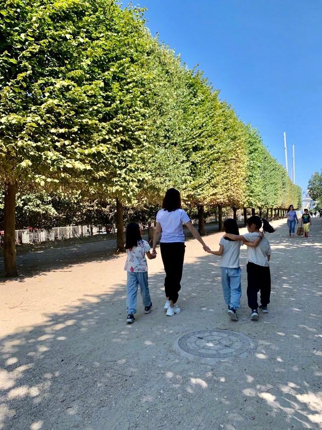 黎姿曬「童年劇照」網呼：女大十八變！　嫁大15歲富商生3女「粗眉毛神複製」：女神基因太強大