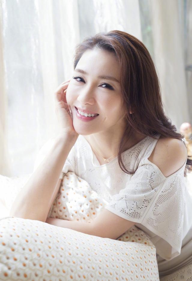 黎姿曬「童年劇照」網呼：女大十八變！　嫁大15歲富商生3女「粗眉毛神複製」：女神基因太強大