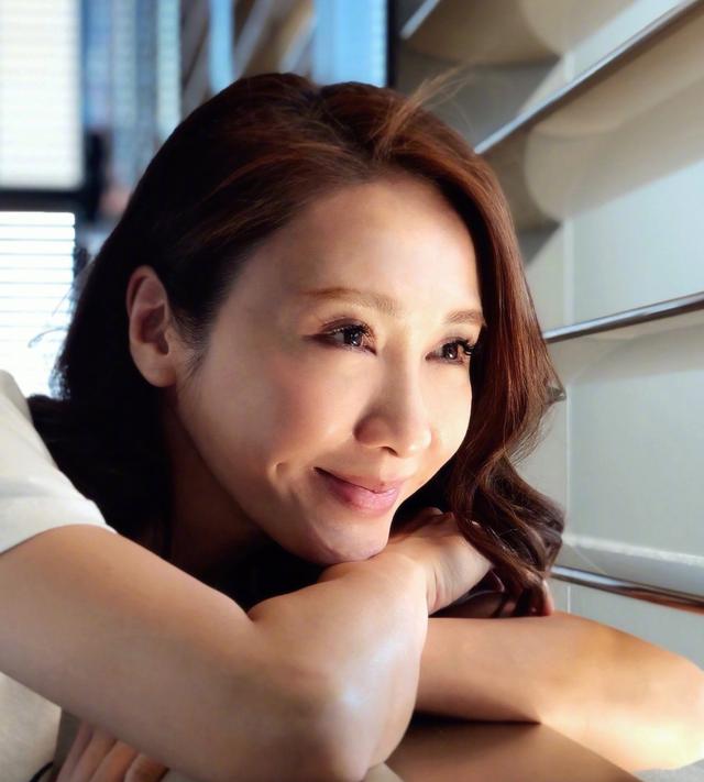 黎姿曬「童年劇照」網呼：女大十八變！　嫁大15歲富商生3女「粗眉毛神複製」：女神基因太強大