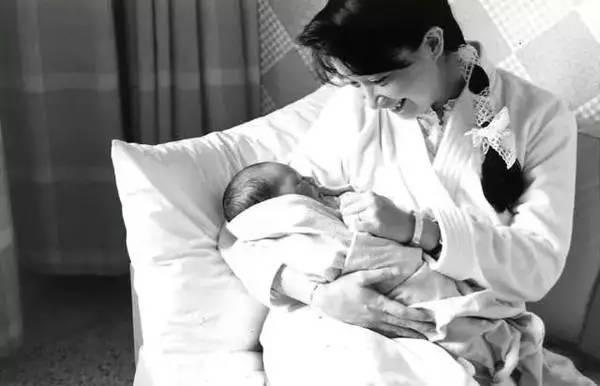 與鄧麗君齊名!當紅選擇「赴海外攻讀博士」 坐月子僅三天「把3兒全送進史丹佛」最強媽媽