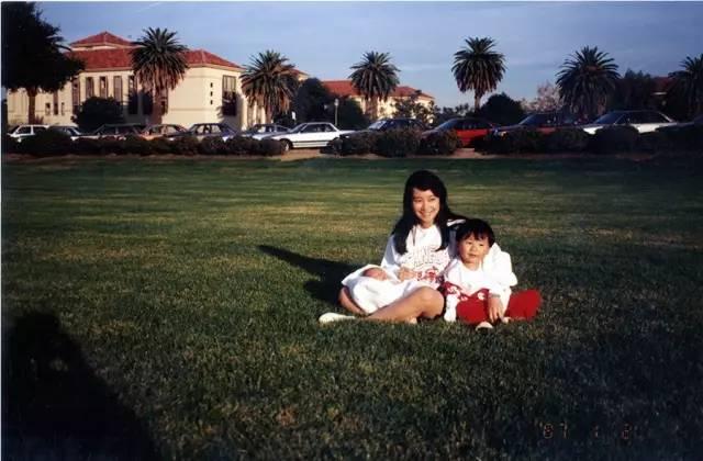 與鄧麗君齊名!當紅選擇「赴海外攻讀博士」 坐月子僅三天「把3兒全送進史丹佛」最強媽媽