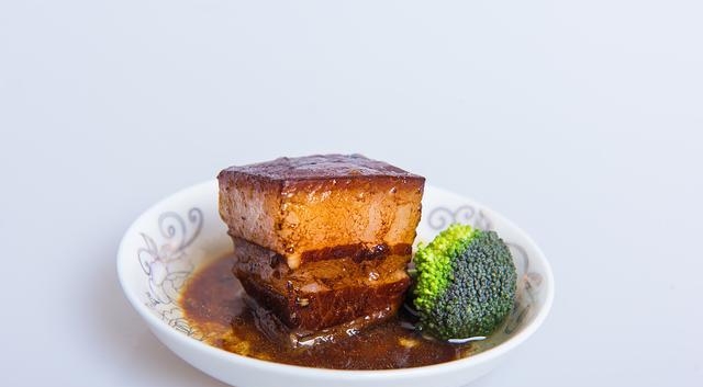 老人收藏一塊100公斤的「豬肉」8年，出價50萬都沒賣！專家：你要失望了