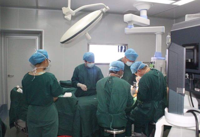 妻子生下二胎寶寶,醫生從體內取出「一東西」,丈夫看到後當場怒了