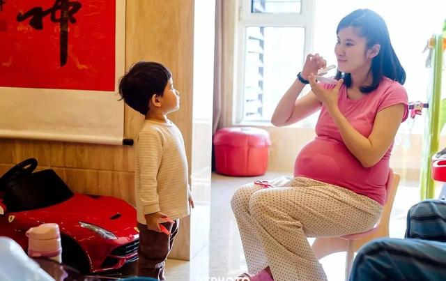 妻子生下二胎寶寶,醫生從體內取出「一東西」,丈夫看到後當場怒了