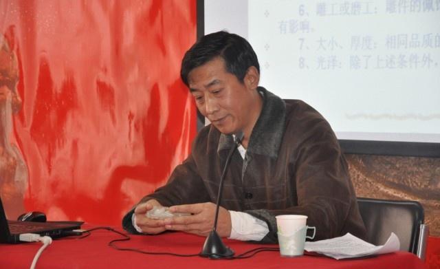 貼心準備壽禮！孝媳花75萬買下「玉老鼠」準備送婆婆　鑒寶專家「打開手電」一照：報警吧