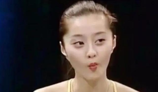 老照片曝光！范冰冰的20歲有多美？穿弔帶衫梳高馬尾，素顏皮膚嫩的能掐出水