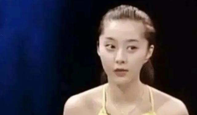 老照片曝光！范冰冰的20歲有多美？穿弔帶衫梳高馬尾，素顏皮膚嫩的能掐出水