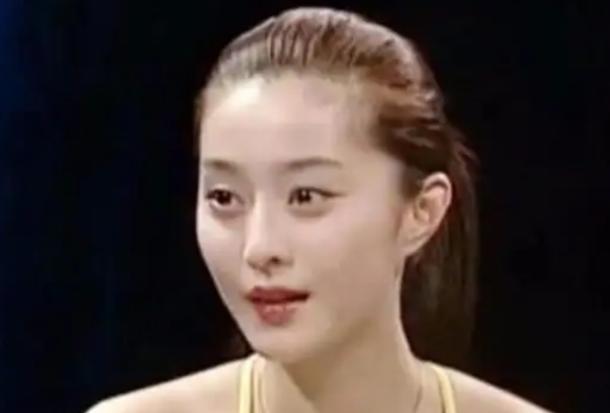 老照片曝光！范冰冰的20歲有多美？穿弔帶衫梳高馬尾，素顏皮膚嫩的能掐出水