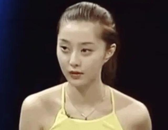 老照片曝光！范冰冰的20歲有多美？穿弔帶衫梳高馬尾，素顏皮膚嫩的能掐出水