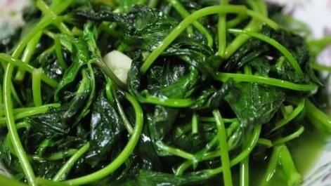 啊就沒買菜！老公照3餐喊「想吃地瓜葉」不斷碎唸　她7PUPU「突瞄到一袋地瓜」笑翻：很會噹我
