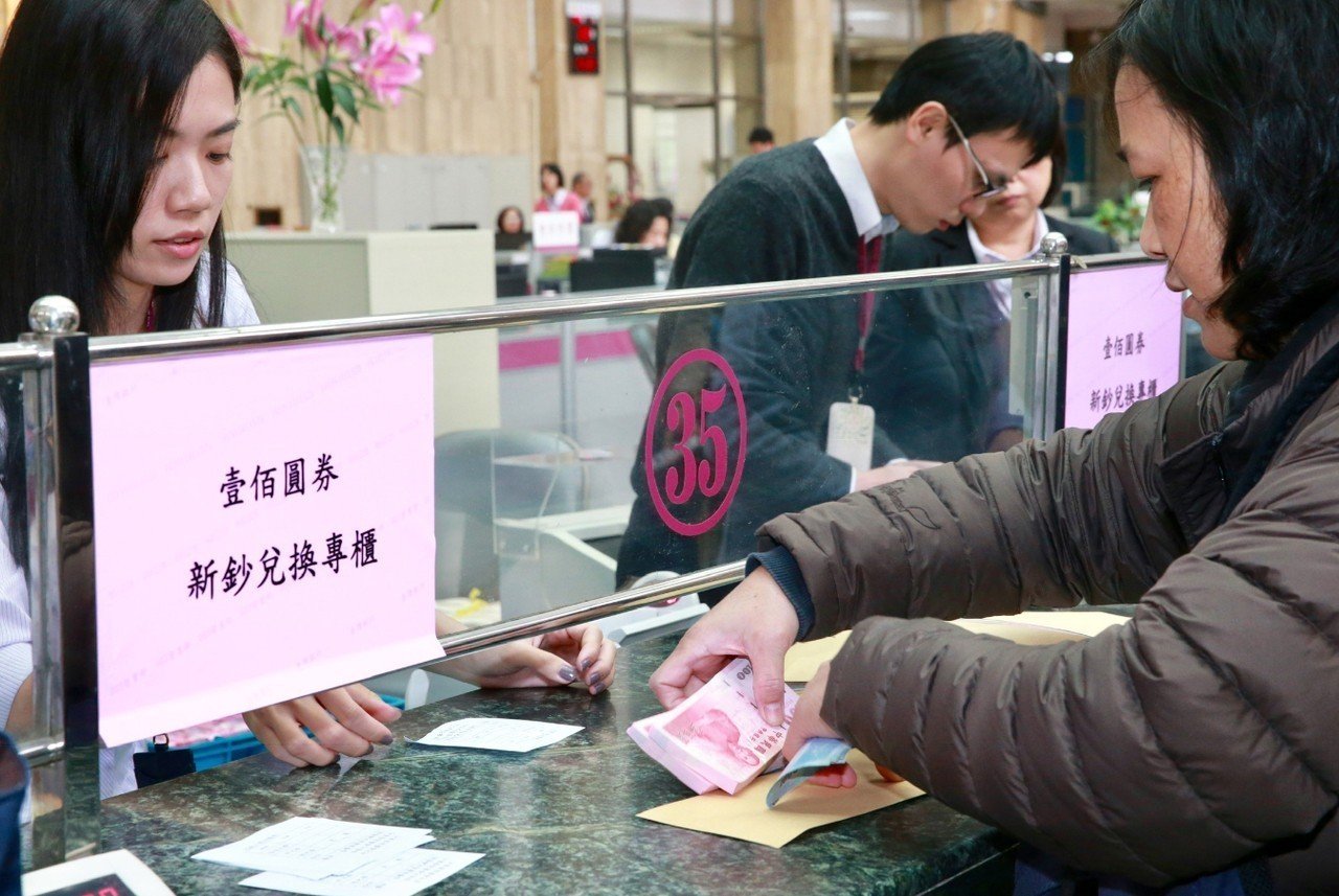 夢一場！老爸走後「發現抽屜有多捆舊鈔票」以為發了　到銀行估價「被笑田僑仔變凡人」網嘆：隱形富豪