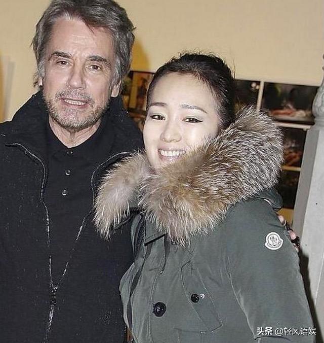 53歲鞏俐與71歲老公「同框近照」如年輕小情侶！容貌逆齡生長「陽光下深情對望」愛的眼神讓人融化