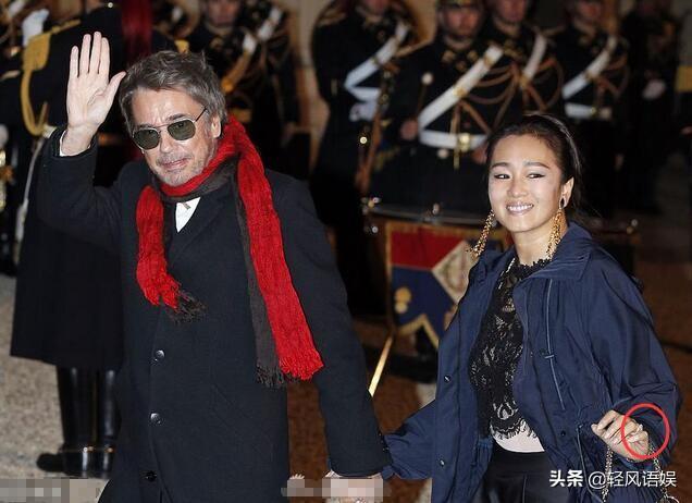 53歲鞏俐與71歲老公「同框近照」如年輕小情侶！容貌逆齡生長「陽光下深情對望」愛的眼神讓人融化