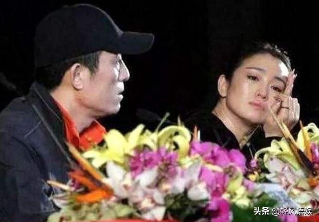 53歲鞏俐與71歲老公「同框近照」如年輕小情侶！容貌逆齡生長「陽光下深情對望」愛的眼神讓人融化